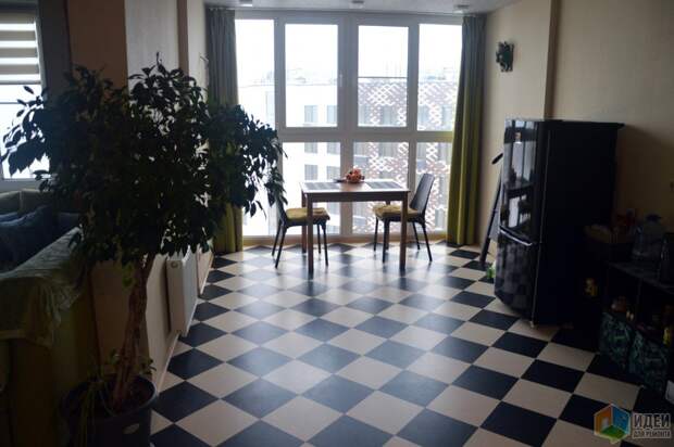 Квартира с шахматным полом и пробкой