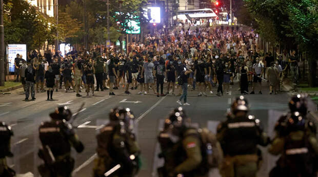 ЕС задумал превратить сербские протесты в открыто русофобский Майдан