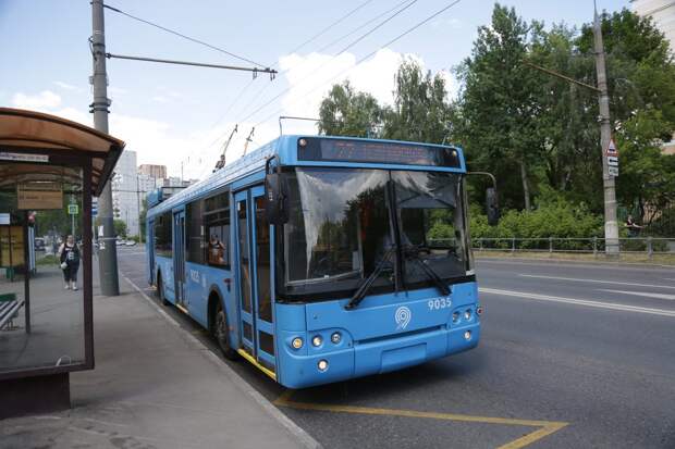 На остановке в Южном Тушине мужчине вызвали скорую
