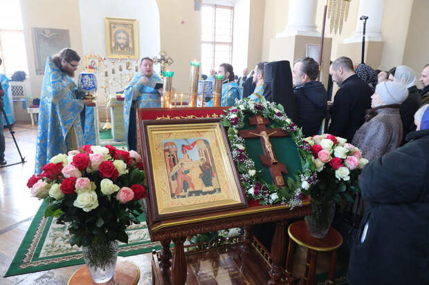 Патриарх Кирилл подарил министру обороны РФ Белоусову Тихвинскую икону в ходе литургии