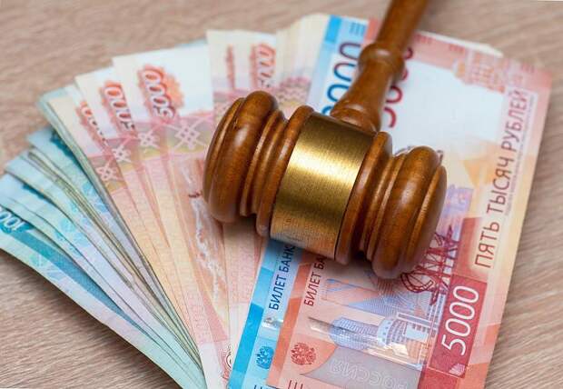 Выпавший из окна высотки россиянин задолжал сотни тысяч за помятую иномарку