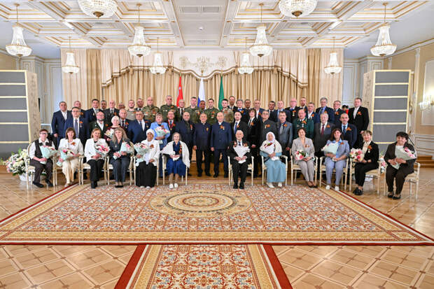 Минниханов вручил государственные награды выдающимся жителям Татарстана