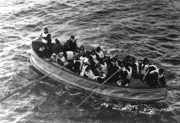 Шлюпка со сппасшимися с "Титаника". Фото сделано с борта "Карпатии" 