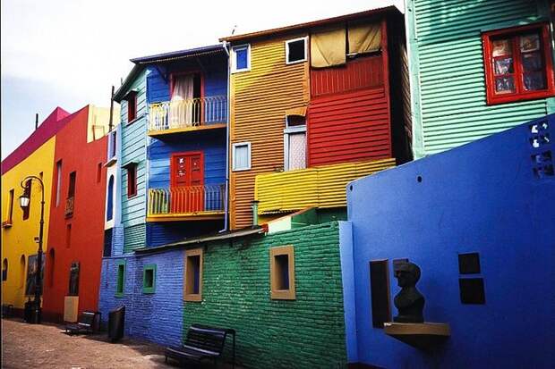 Синий город и Конфетная улица: 15 самых красочных мест на планете, созданных человеком