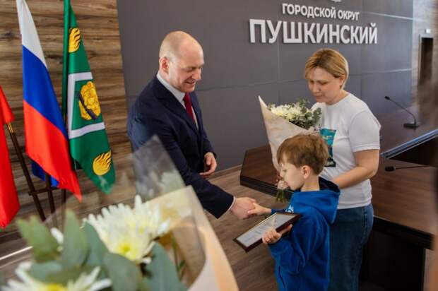 Глава Пушкинского вручил двум семьям, проживающим округе, сертификаты на переселение из аварийного жилья Глава Пушкинского вручил двум семьям, проживающим округе, сертификаты на переселение из аварийного жилья