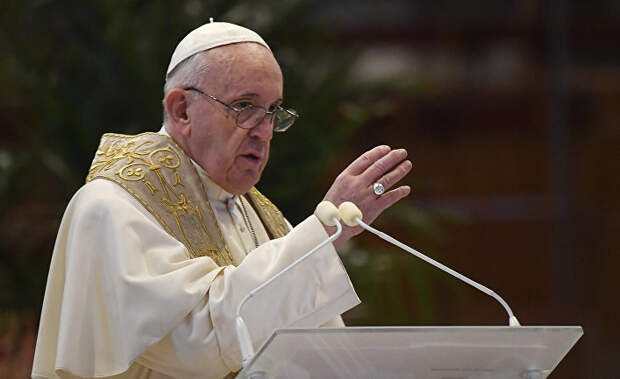 Папа Римский Франциск произносит во время пасхальной воскресной мессы в Ватикане
