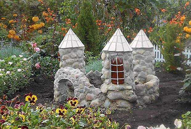 Замок из пластикового бутыля и камней. Оригинальная идея для декора сада или дачи.