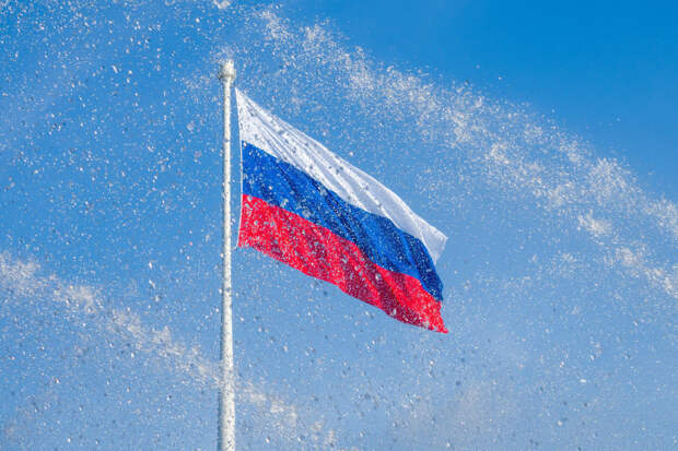 Сербские болельщики вывесили российский флаг на трибунах стадиона, где их команда в рамках чемпионата Европы встречается со сборной Англии