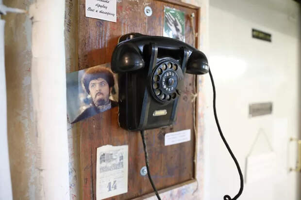 Многие солидные люди приобрели себе стационарные телефоны