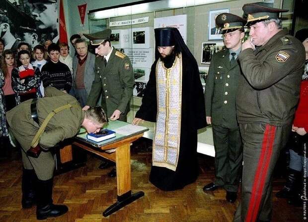 Призывник принимает присягу на библии, Москва, февраль 1994 года