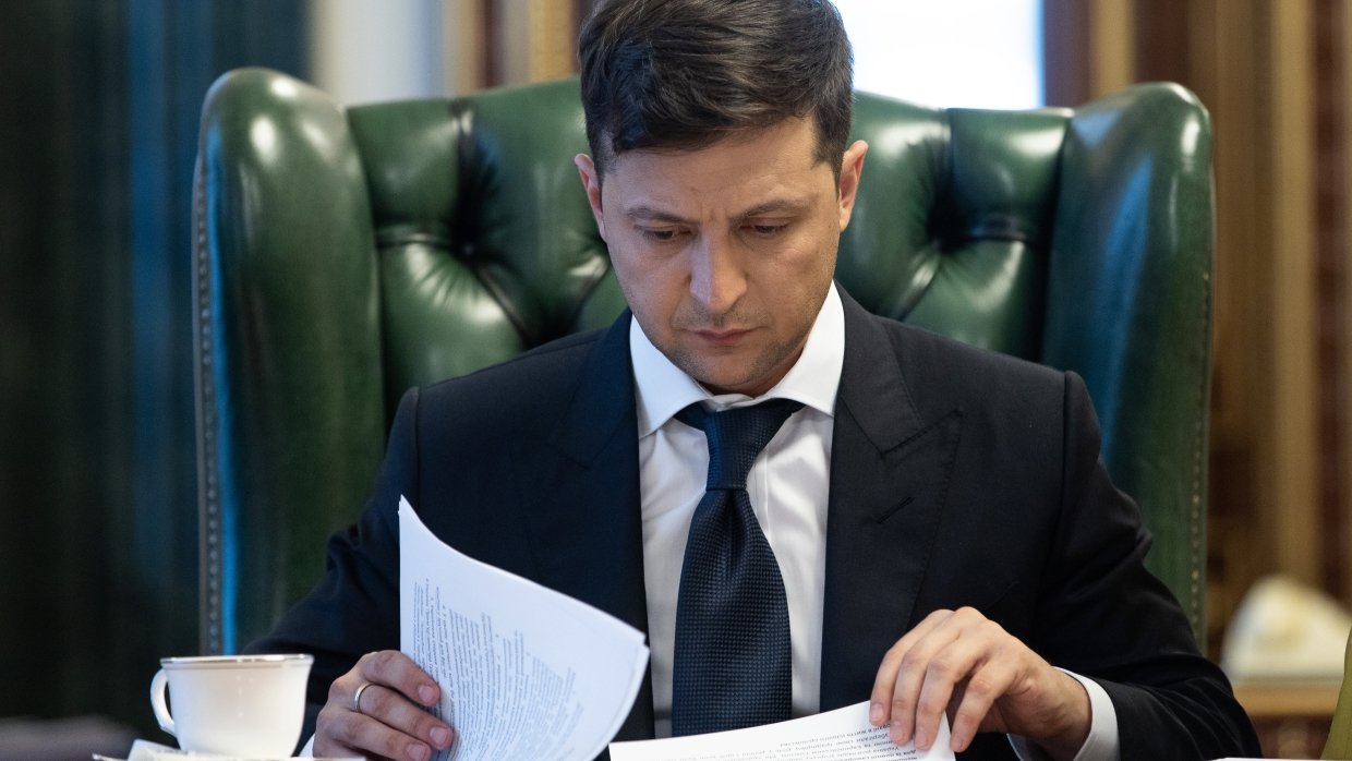 Зеленский подписал закон, защищающий обличителей коррупции