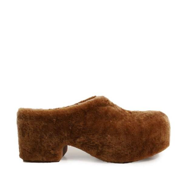 Меховые клоги, Dries Van Noten, 87 750 руб. (tsum.ru)