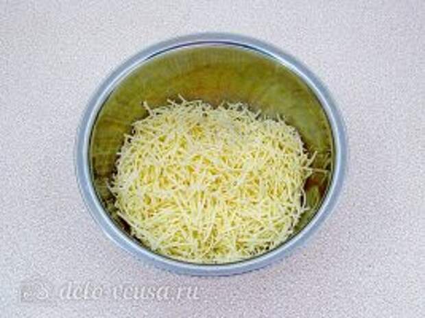 Горячие бутерброды со шпротами и сыром: Сыр натереть на терке