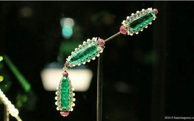 Брошь с изумрудами, рубинами и бриллиантами в серебре от JAR 2013