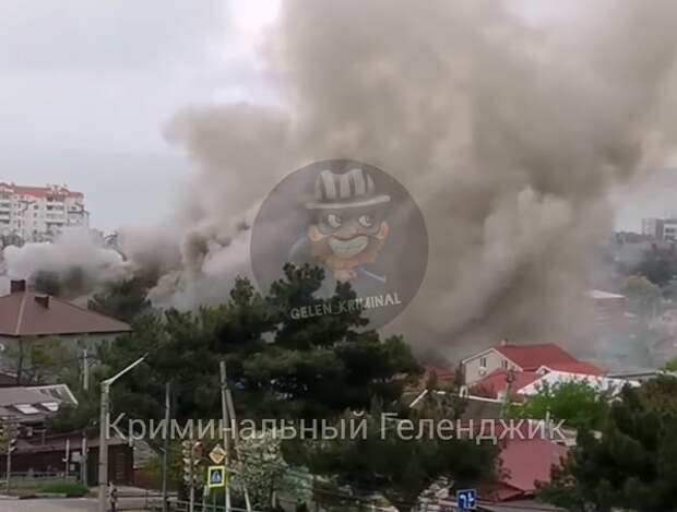 В Геленджике горит частный дом: огонь бушует на 100 «квадратах»