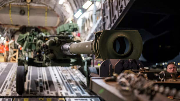 Выгрузка гаубиц M777 для ВСУ из самолета C-17 Globemaster III ВВС США - РИА Новости, 1920, 08.11.2022