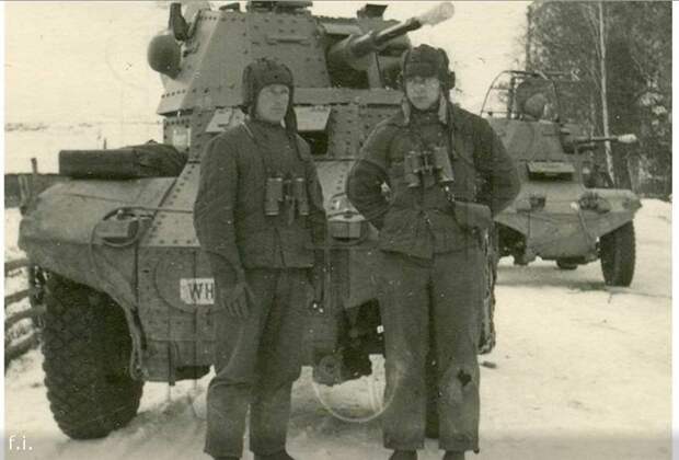 Советские солдаты позируют у французских бронеавтомобилей AMD 35 (Panhard 178), ранее бывших на службе в вермахте. вов, военное, интересное, история, трофеи, фото
