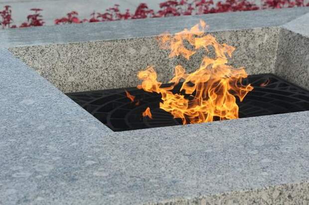 Екатеринбуржцу предъявили обвинение в осквернении мемориала в Петербурге