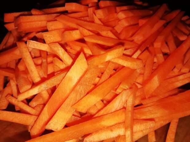 Теперь морковку для плова нарезаю тонкими полосками за 20 секунд. Быстрее, чем тереть на терке. Узбекский способ