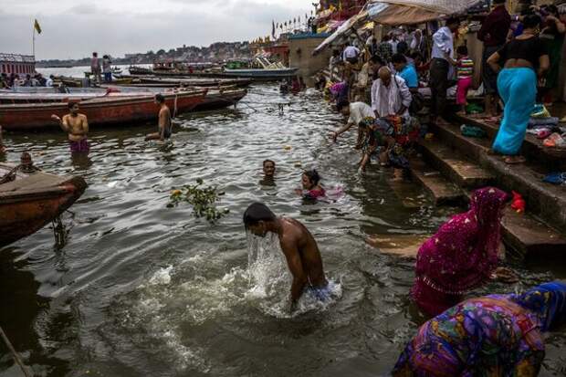 Индийцы без боязни окунаются в воды реки
