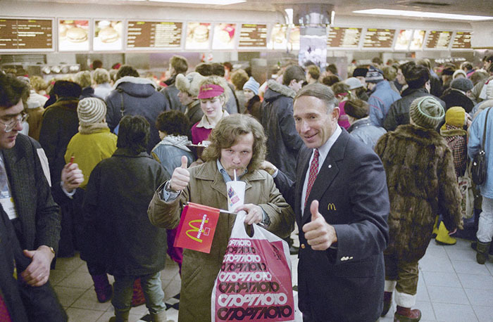 Эпические фото о том, как в Москве в 1990 году открылся первый McDonald’s