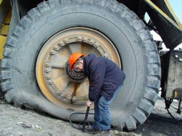 Парень позирует на камеру. Парень позирует на камеру.