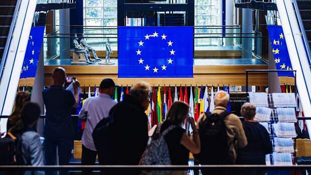 Politico сообщила о желании ЕС добиться решения по активам РФ в обход Орбана