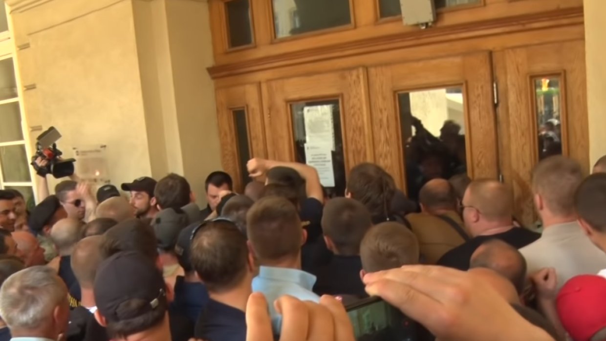Радикалы штурмом взяли здание мэрии во Львове Радикалы штурмом взяли здание мэрии во Львове