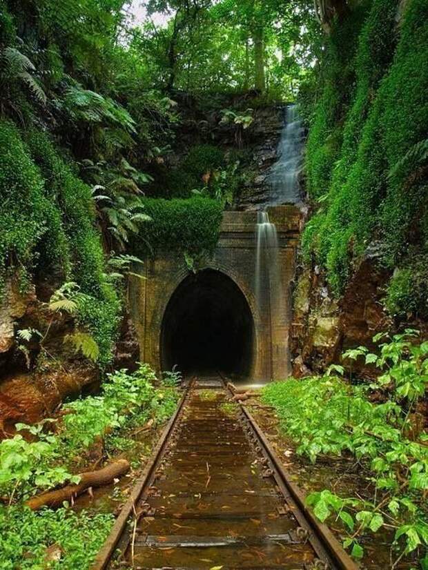Хеленсбург, Австрия. Сеть тоннелей построенных в 3-е годы, сегодня заброшена и закрыта для движения поездов, но когда-то это был один из самых опасных участков интересное, красота, тоннели, удивительное, факты