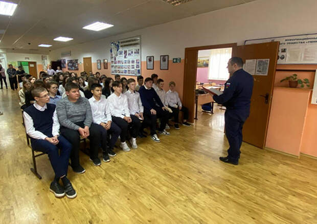 Российские военнослужащие провели урок мужества для школьников в Киргизии