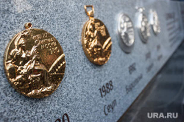 Скульптурная композиция, посвященная волейбольному клубу «Уралочка». Екатеринбург, медали олимпиады, скульптурная композиция