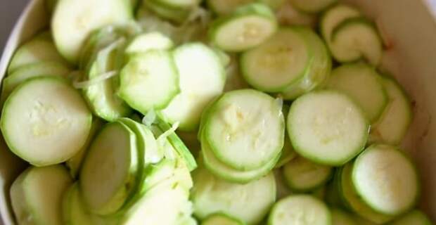 Кабалки и лук на сковороде