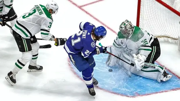 Вратарское чудо: как 39 сейвов Худобина помогли «Далласу» обыграть «Тампу» в пятом матче финала Кубка Стэнли