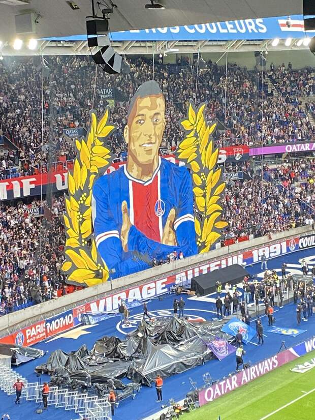 Ультрас «ПСЖ» вывесили баннер в честь Мбаппе на матче с «Тулузой». Часть фанатов освистала фамилию Килиана при объявлении составов