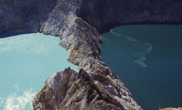 4571683204 015568ab24 b Уникальные трехцветные озера в кратере вулкана Келимуту