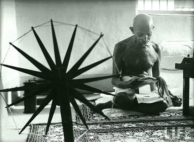 Маргарет Бурк-Уайт - Махатма Ганди, Индия 1946 Весь Мир в объективе, история, фотография