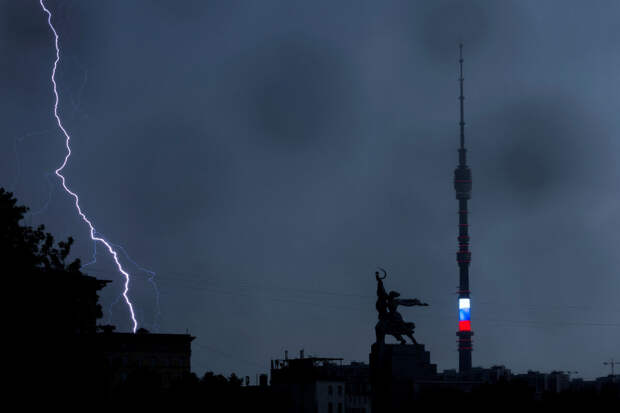 В Москве начался сильный ливень с грозой и шквалистым ветером