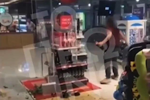 Турист опоздал на рейс, впал в ярость, разнес дьюти-фри в аэропорту и попал на видео