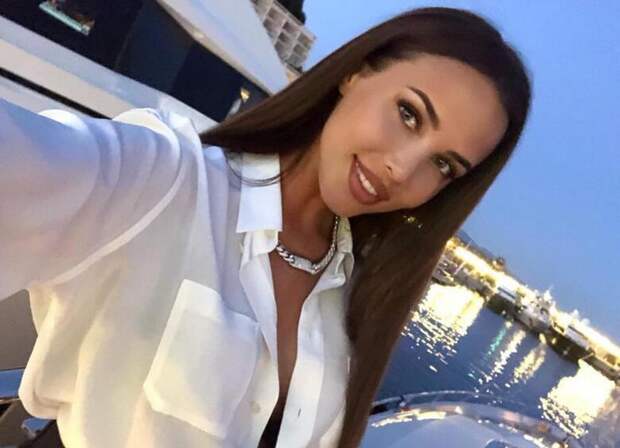 Анастасия Решетова отдыхает у океана с сыном