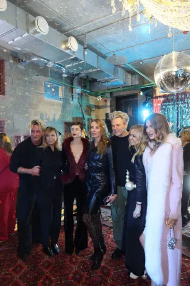 Слева направо: Вадим Галаганов, Алёна Долецкая, Софья Зуева, Светлана Бондарчук, Сергей Харченко, Яна Рудковская, Снежанна Георгиева