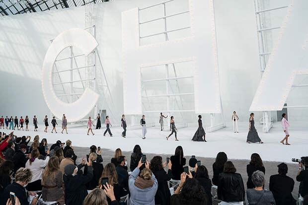 Показ Chanel весна-лето 2021