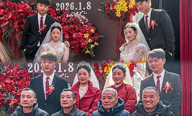 Братья-близнецы женились на сестрах-близняшках в Китае. На церемонию пришли их дяди и они тоже близнецы