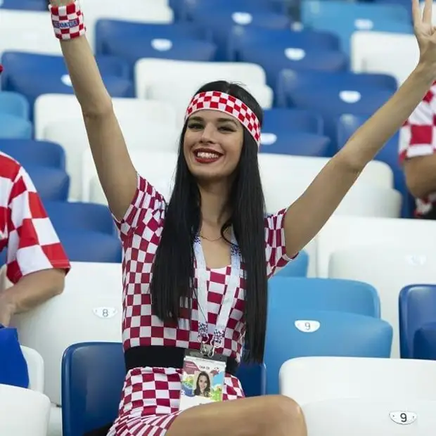 Симпатичные девушки на ЧМ по футболу 2018 (25 фото)