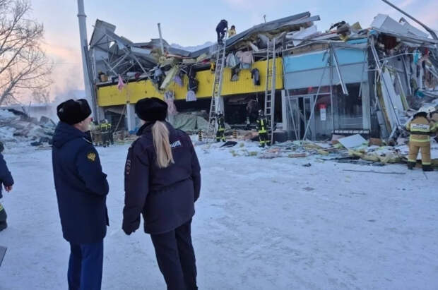 В сети появились кадры с места обрушения ТЦ в Новосибирске