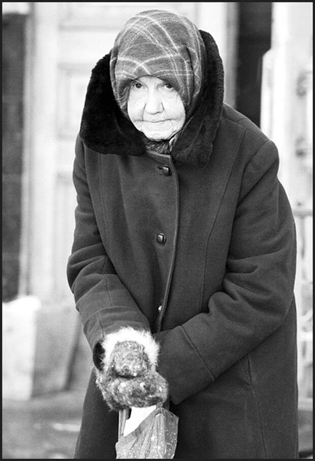 Жалко бабушку. Бабушка в пальто. Пожилая женщина в платочке. Бабуля в пальто и платке. Старые в бабушки в пальто.