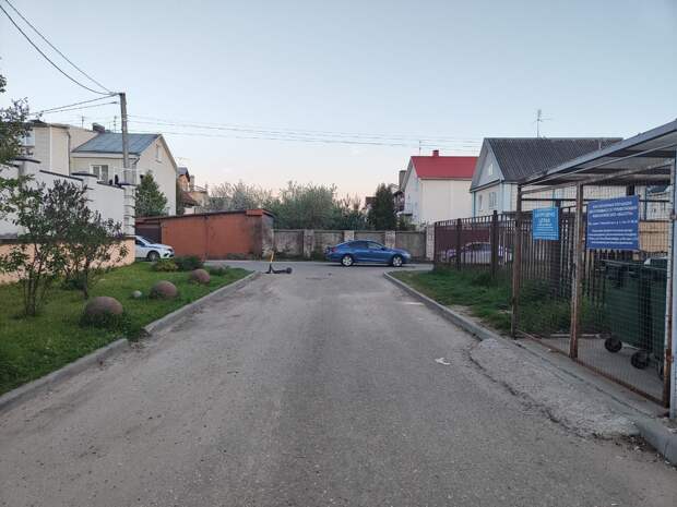 Двое детей на одном самокате попали под колеса машины в Твери
