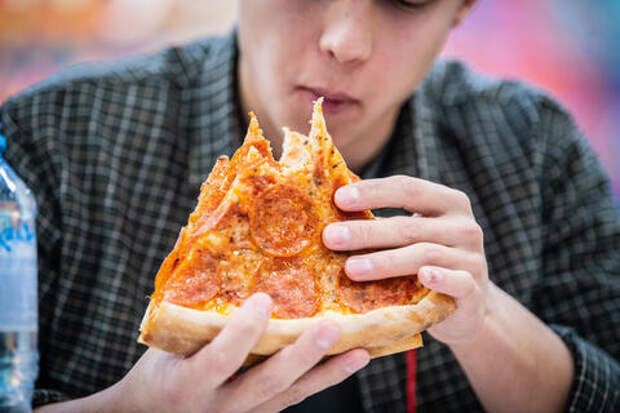 Что общего между фастфудом, газировкой  и сигаретами, рассказали ученые