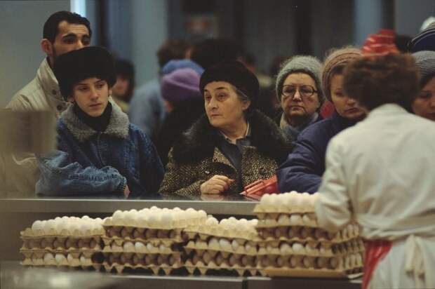 1992. 3 января. Лица встревоженных пожилых женщин в очереди за яйцами, отражают их озабоченность тем, что цены на продукты питания выросли более чем вдвое за один день