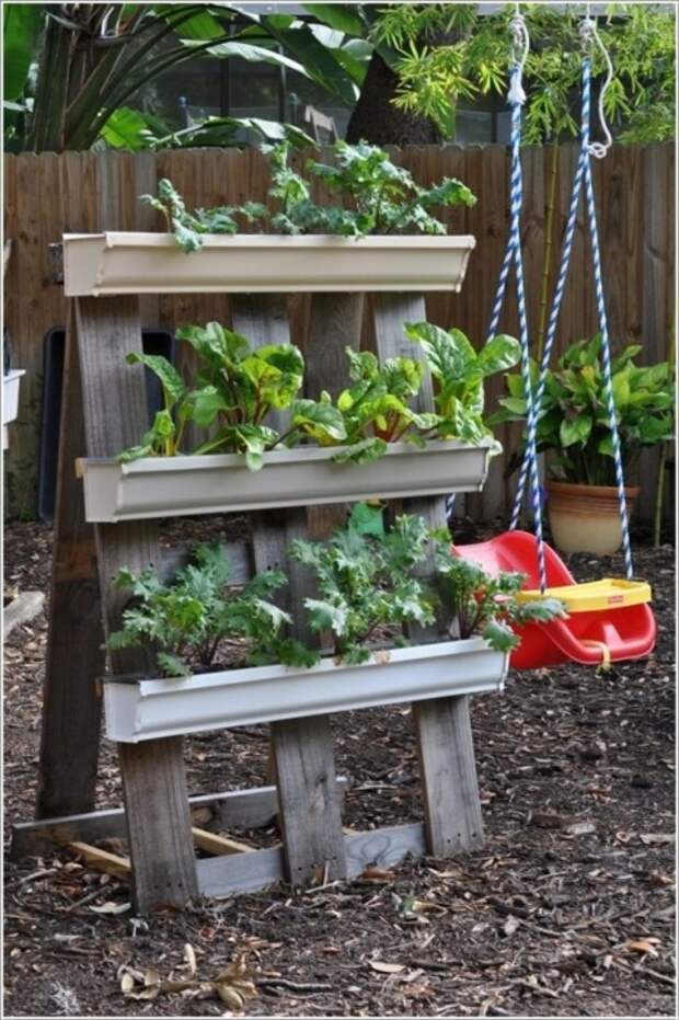 Эффектный вертикальный сад можно сделать из обычного деревянного поддона и пластиковых ящичков для цветов и растений.