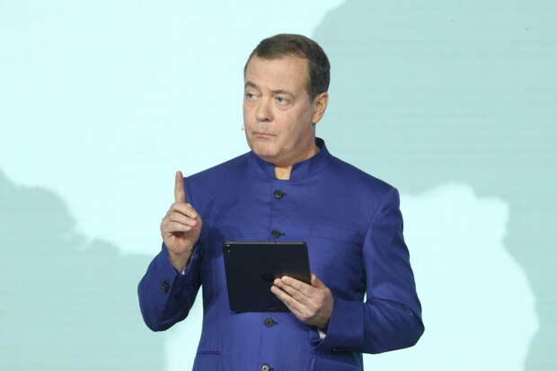 "Пора уйти в отставку!": Медведев послал Шольца и Макрона на свалку истории